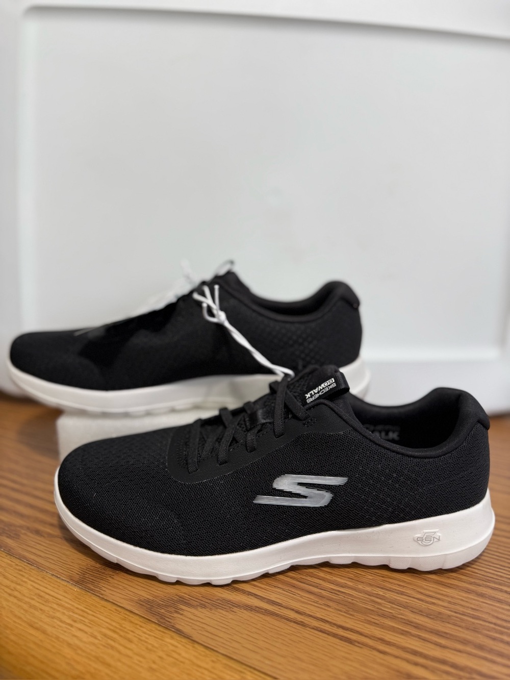 NIB Skechers GOGA Max Go Walk Joy Washable Performance Shoes Black w White Soles - Picture 4 of 13